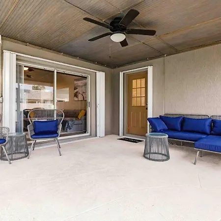 Poolside Oasis-5 Miles From Venice Beach